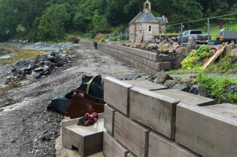Retainer rock smooth retaining wall blocks